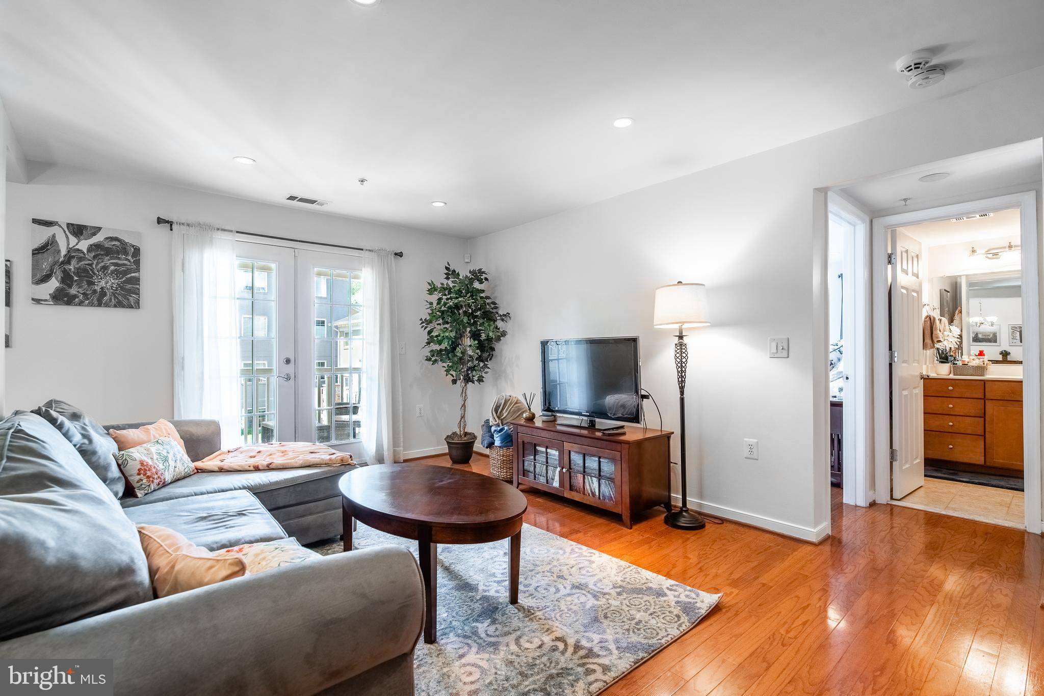4071 S FOUR MILE RUN DR #301, Arlington, VA 22204