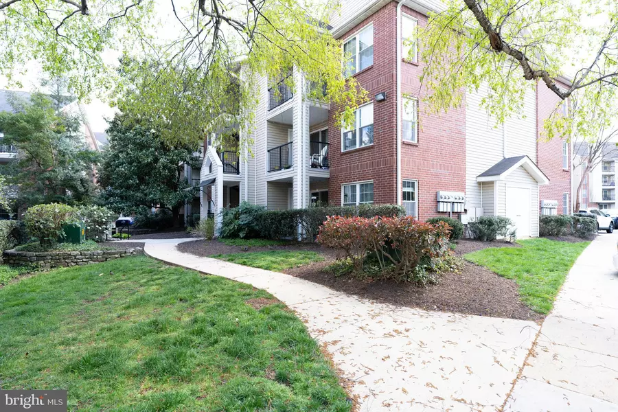 3306 WYNDHAM CIR #130, Alexandria, VA 22302