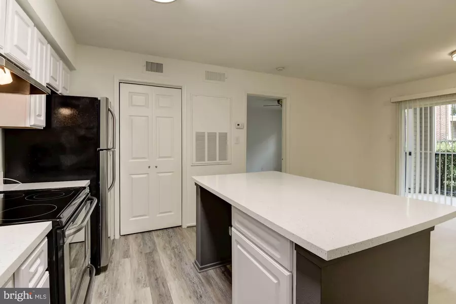 3304 WYNDHAM CIR #135, Alexandria, VA 22302