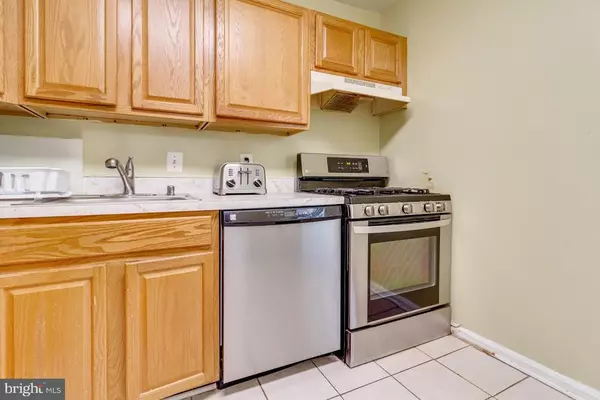 12 CANTERBURY SQ #202, Alexandria, VA 22304