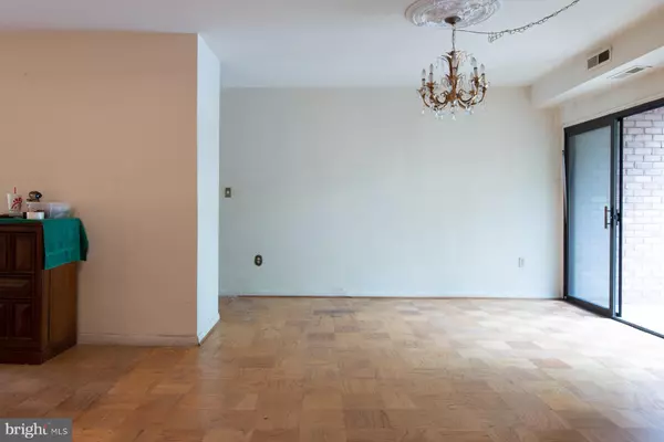 Fairfax, VA 22030,10723 WEST DR #201