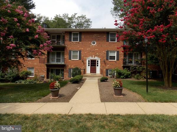 3890 LYNDHURST DR #201, Fairfax, VA 22031