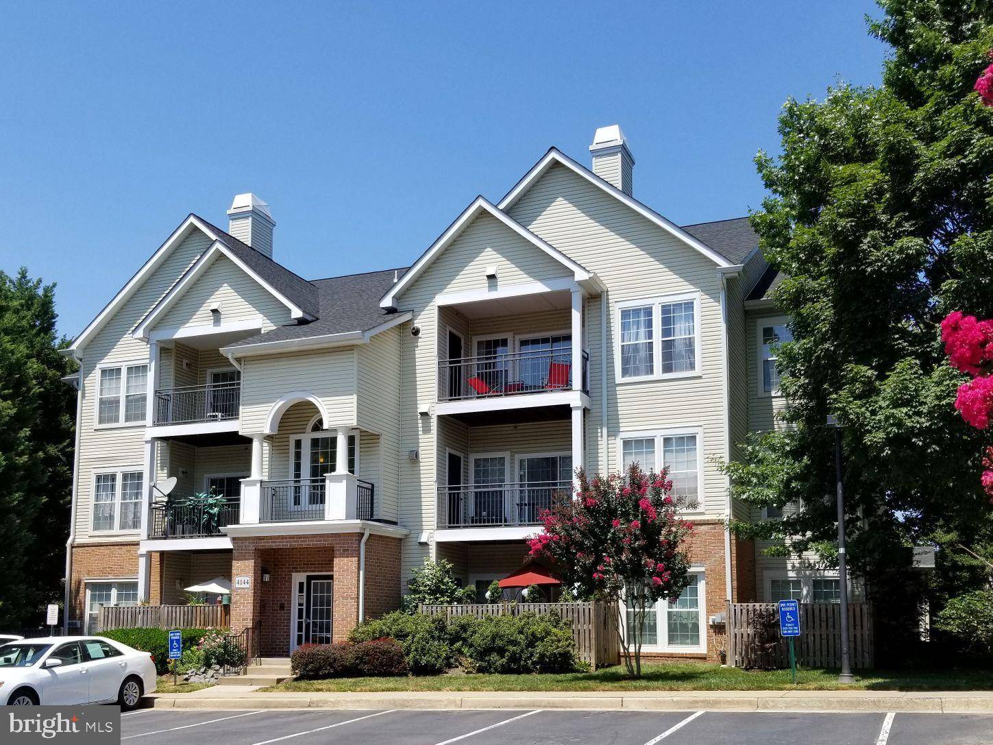 4144 FOUNTAINSIDE LN #201, Fairfax, VA 22030