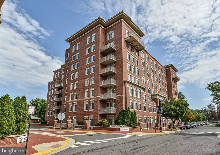 4480 MARKET COMMONS DR #111, Fairfax, VA 22033