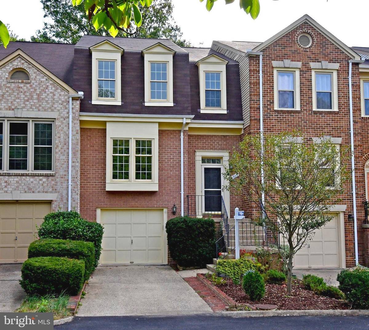 Oakton, VA 22124,3015 OAKTON MEADOWS CT