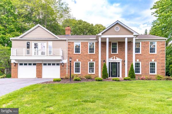 5033 OAKCREST DR, Fairfax, VA 22030