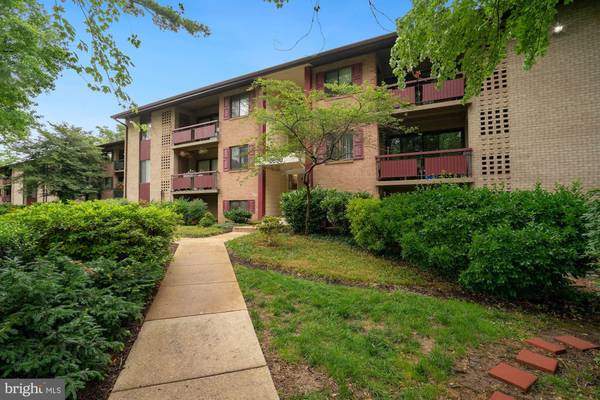 2850 DOVER LN #202, Falls Church, VA 22042