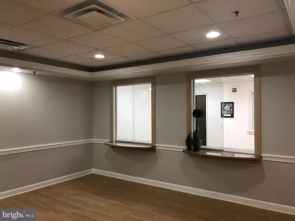 Fairfax, VA 22030,3930 PENDER DR #215