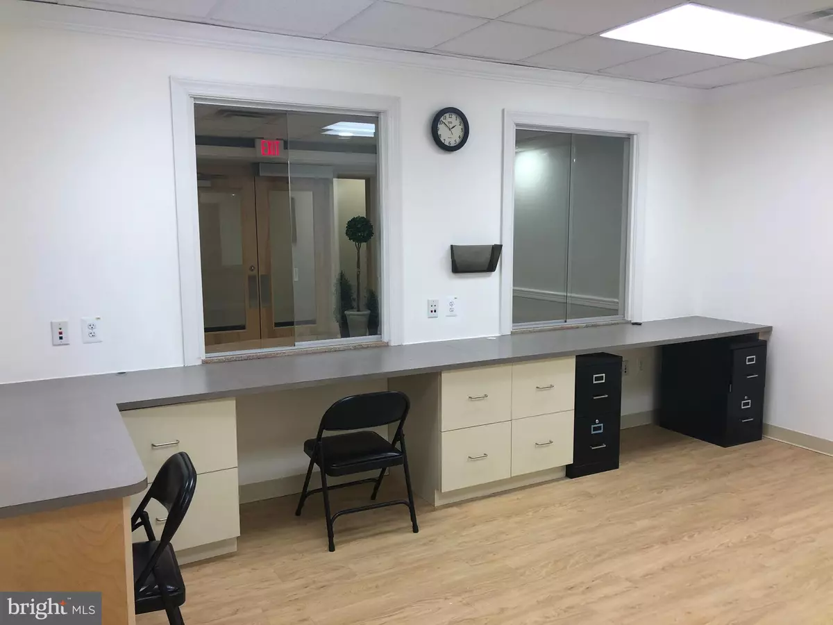 Fairfax, VA 22030,3930 PENDER DR #215