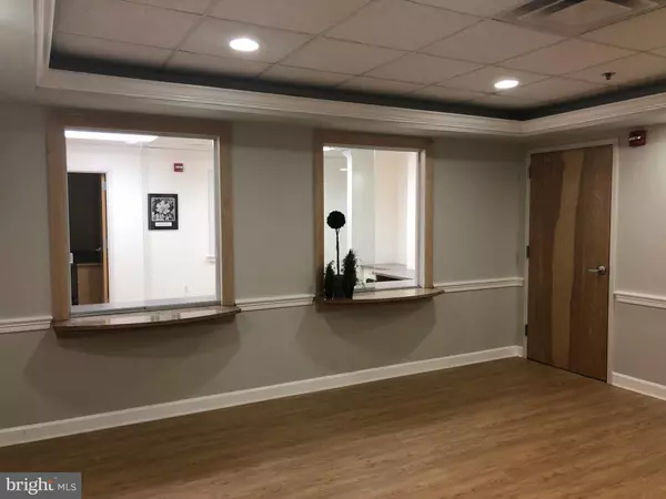 Fairfax, VA 22030,3930 PENDER DR #215