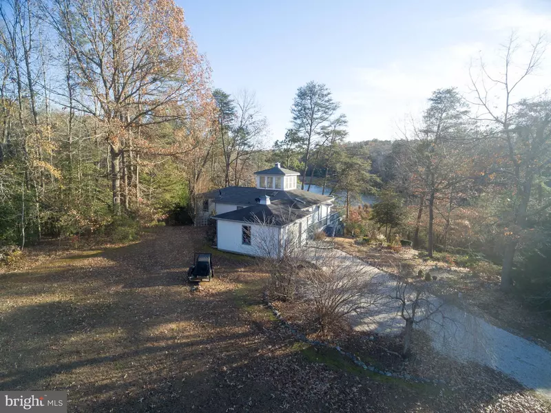 1 LAKEVIEW DR, Heathsville, VA 22473