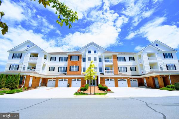 15201 ROYAL CREST DR #302, Haymarket, VA 20169