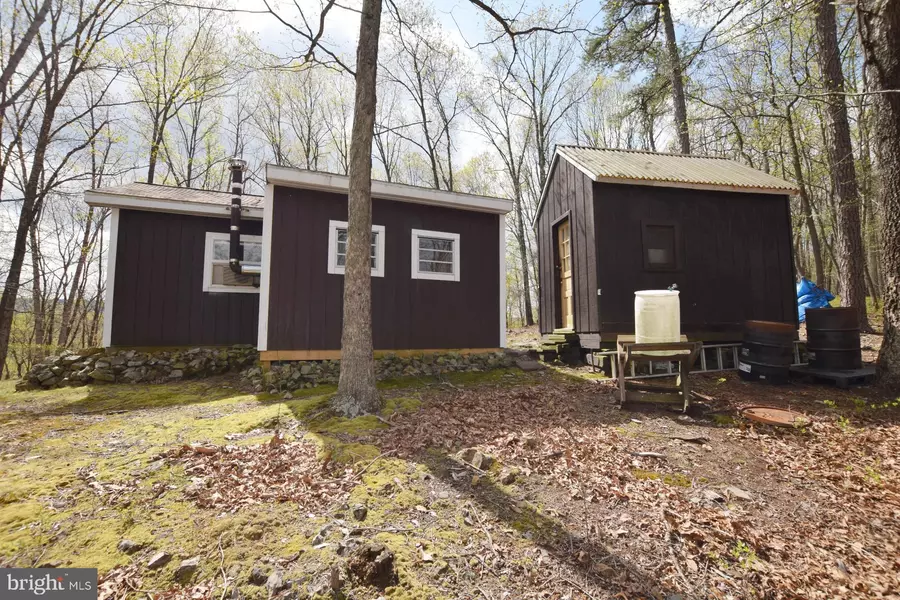 71 RAIL TRACK CT, Great Cacapon, WV 25422