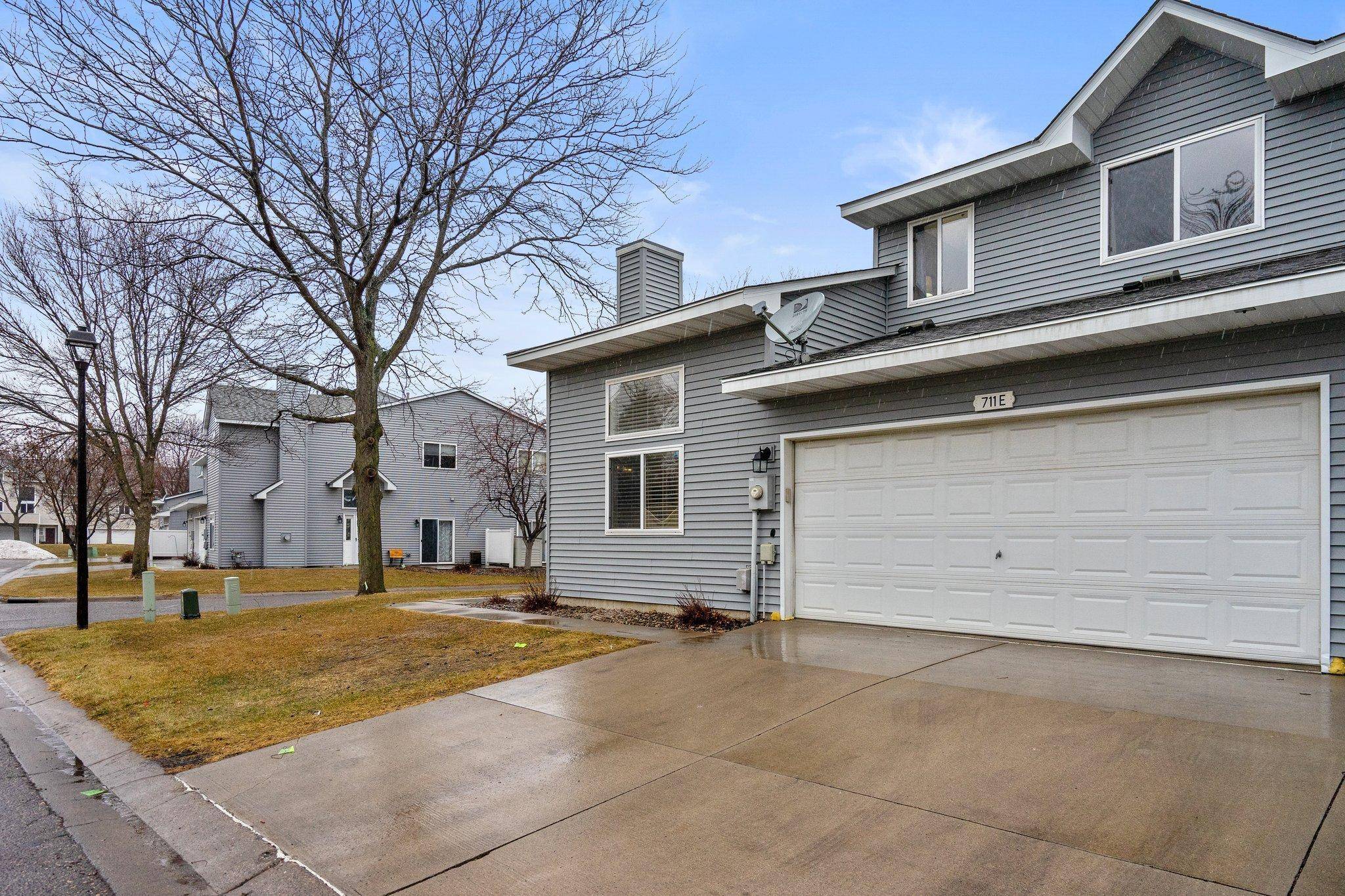 711 Woodduck DR, Woodbury, MN 55125