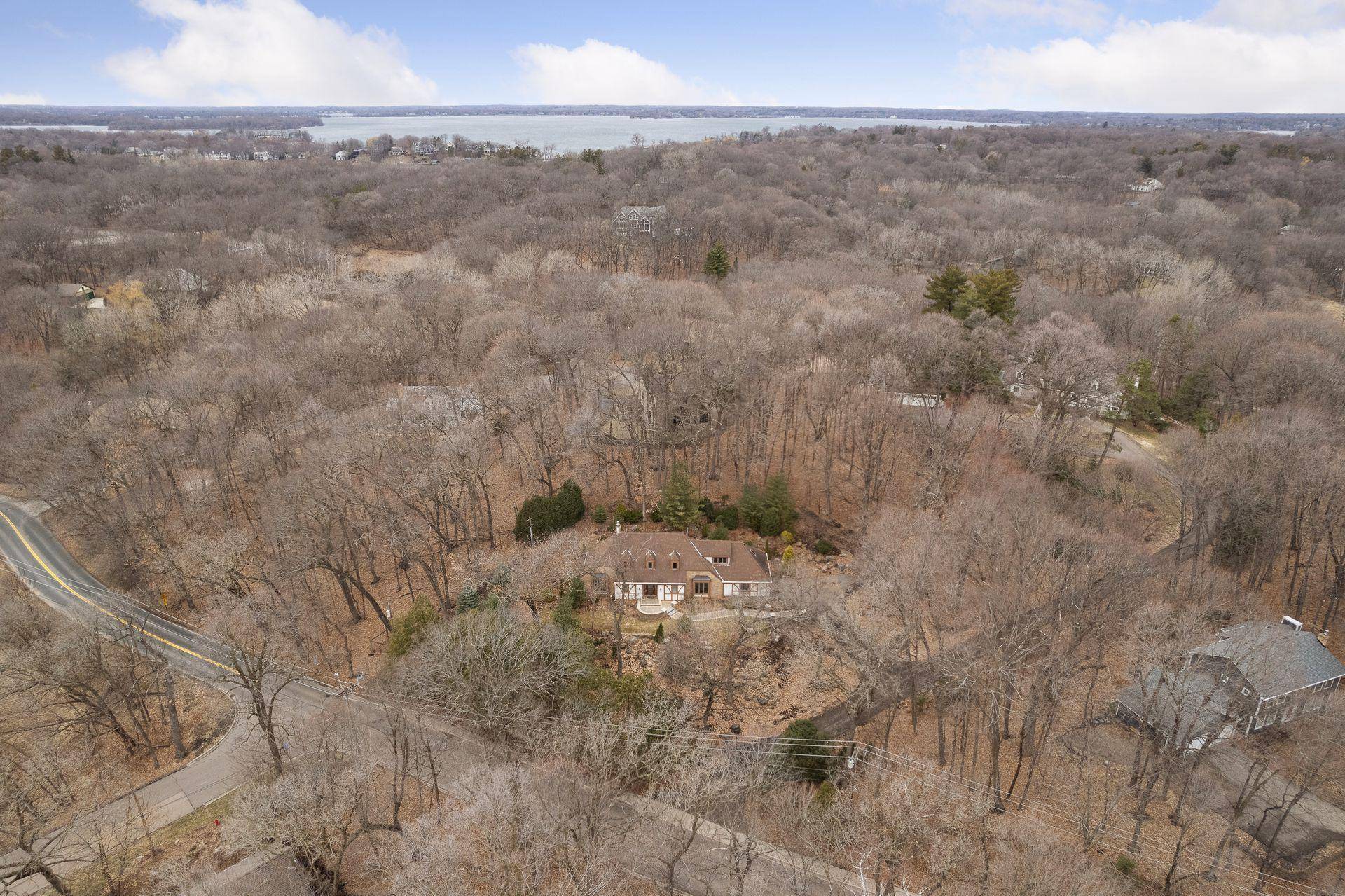 Minnetonka, MN 55391,18730 Ridgewood RD