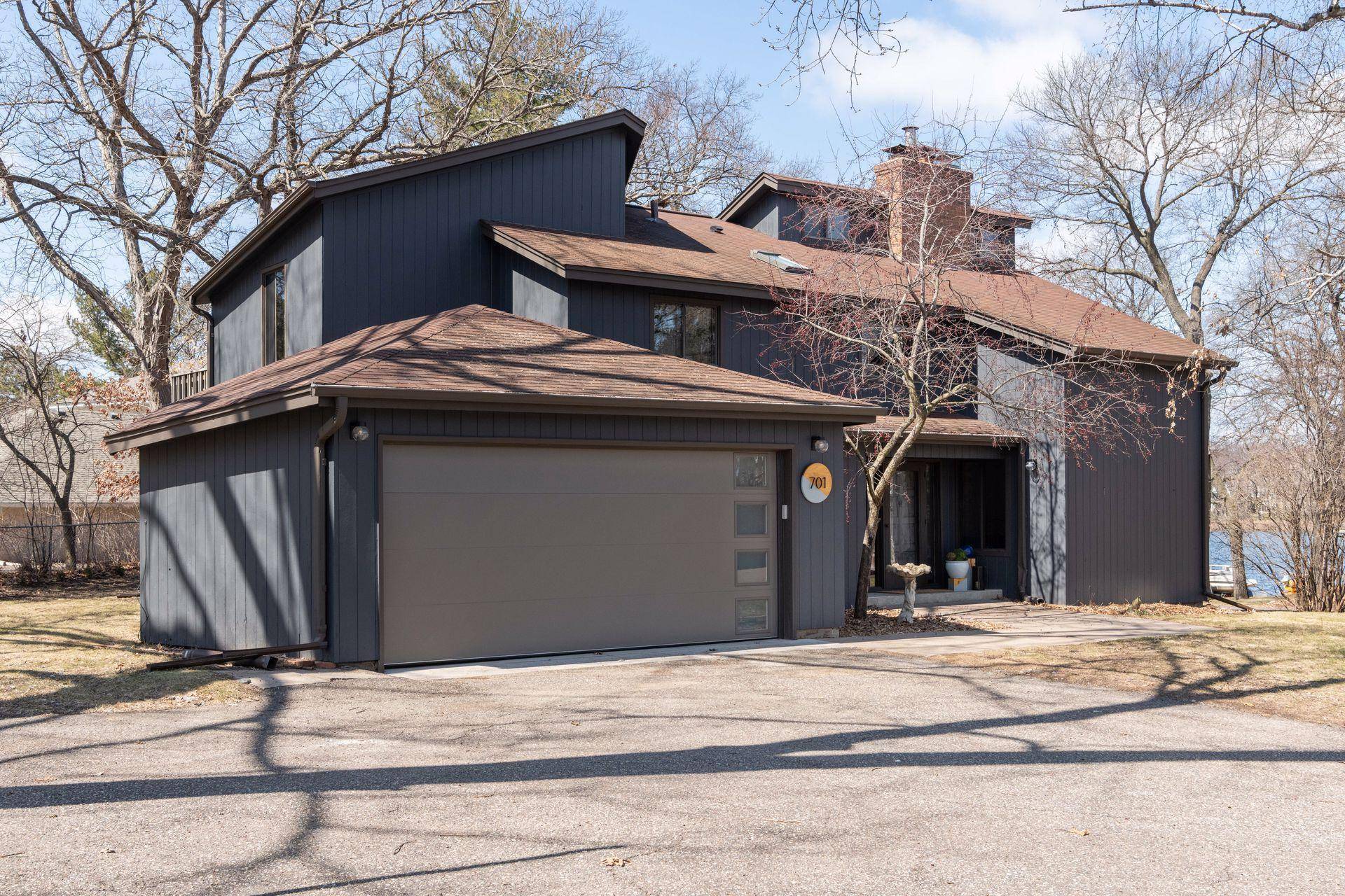 701 Heinel CIR, Roseville, MN 55113