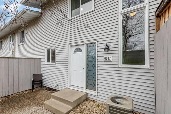 6617 Gretchen LN N, Oakdale, MN 55128