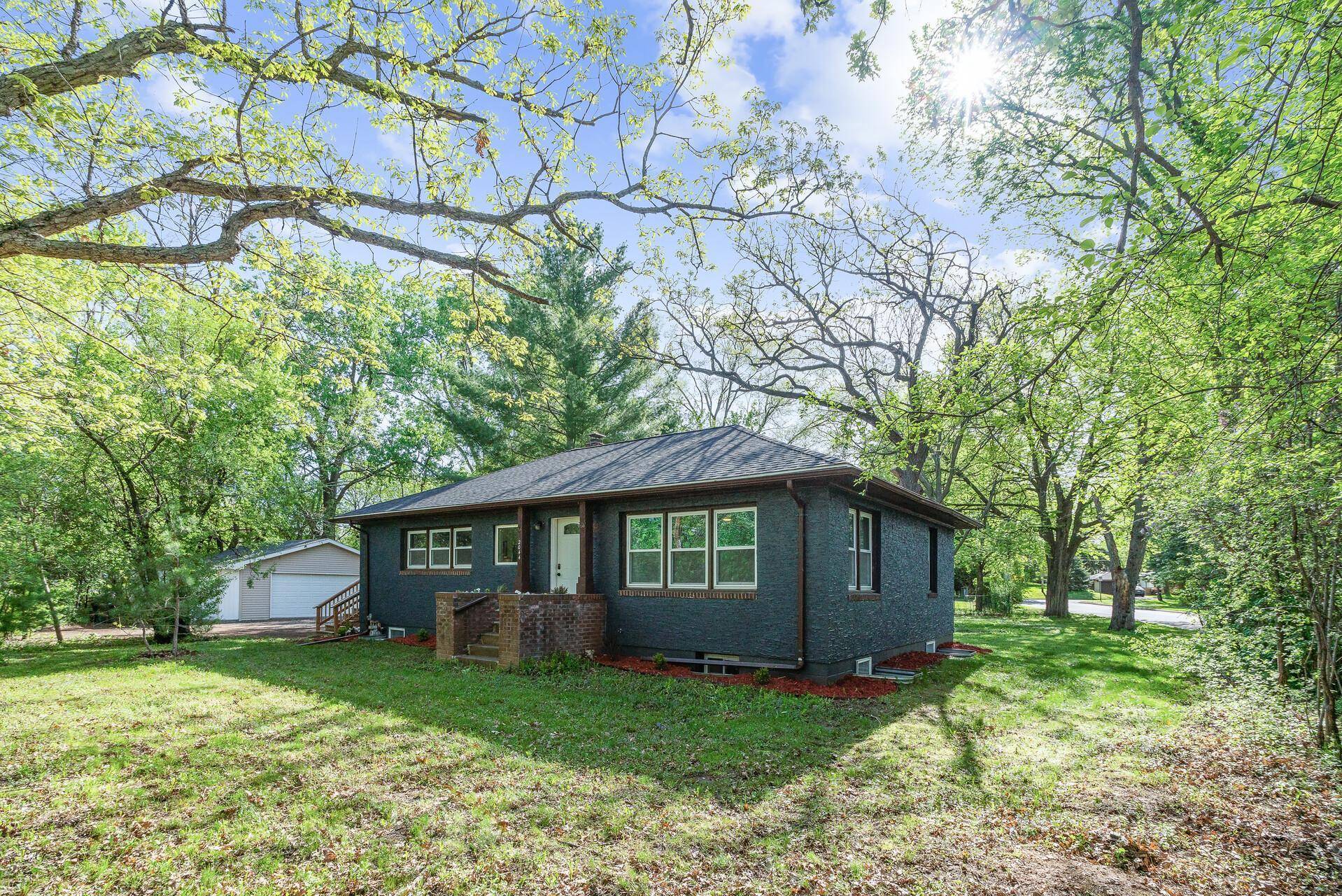 2044 Prosperity RD, Maplewood, MN 55109