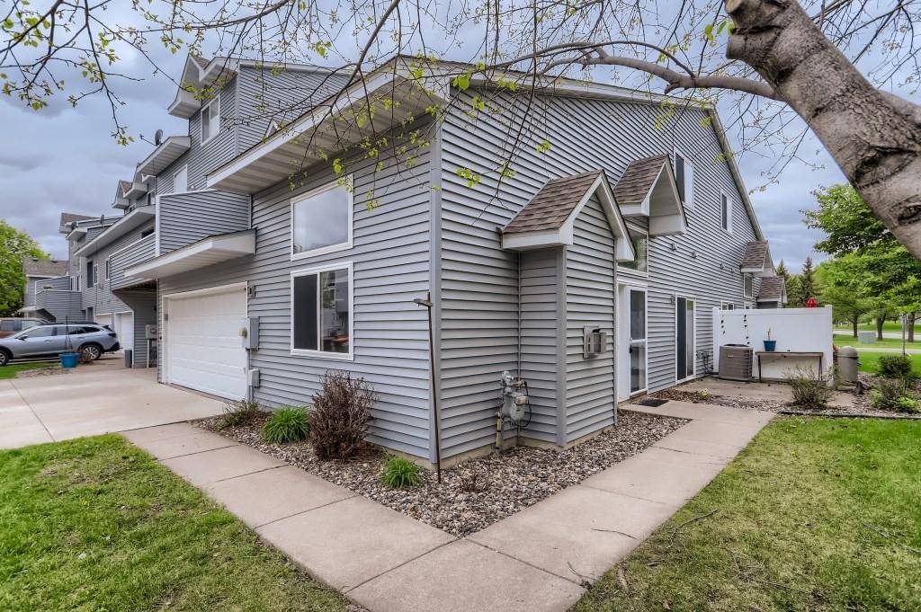 610 Woodduck DR, Woodbury, MN 55125