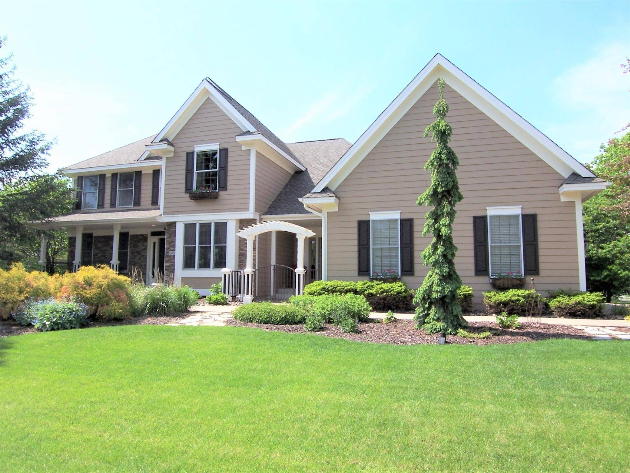 8784 Springwood DR, Woodbury, MN 55125