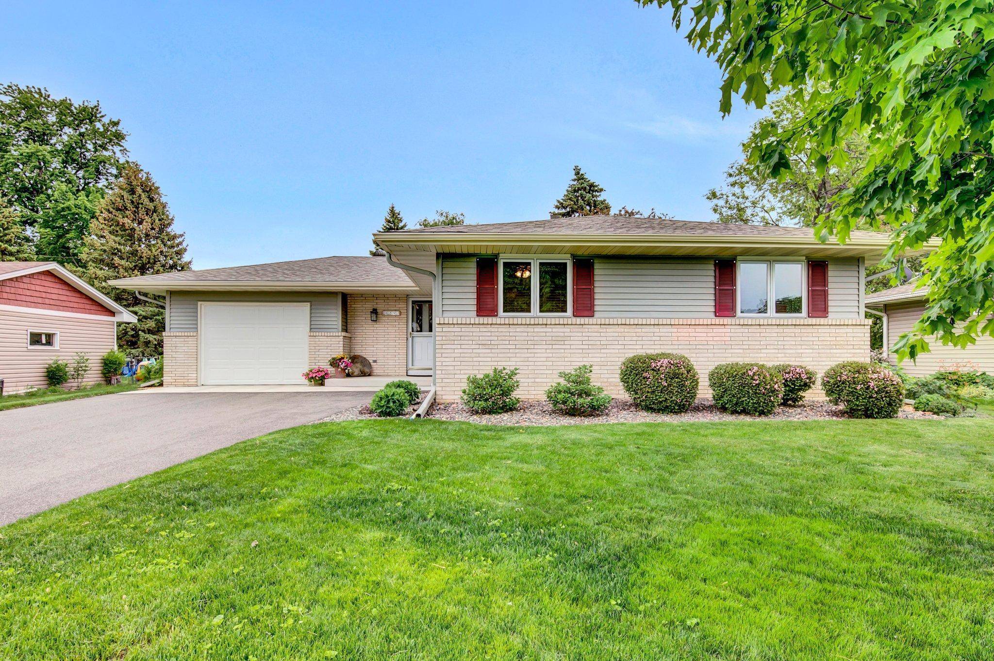 1297 Woodhill DR, Woodbury, MN 55125