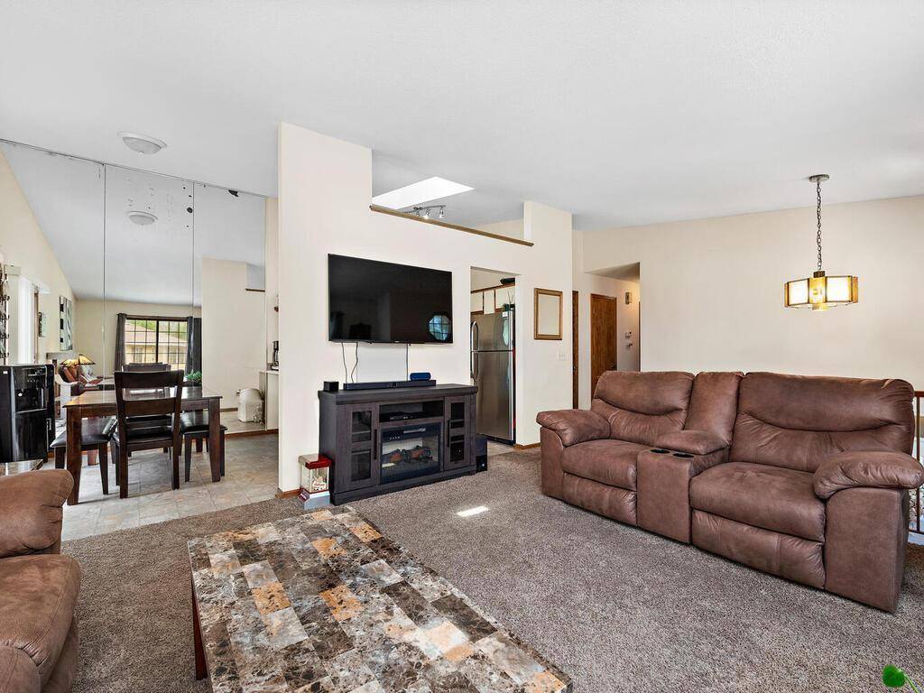 Maplewood, MN 55119,437 Dorland RD S