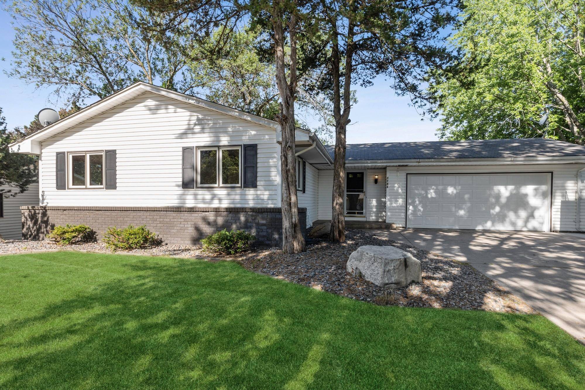 1132 Cedarwood DR, Woodbury, MN 55125