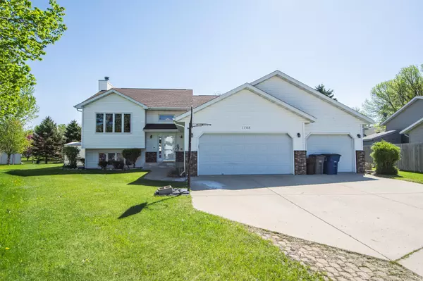 1708 33rd ST S, Moorhead, MN 56560