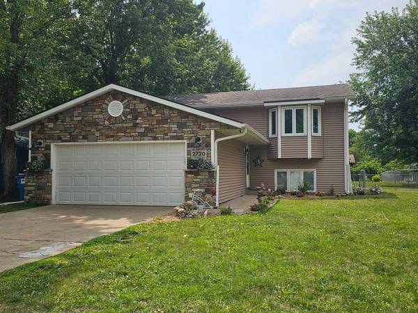 2720 Meadow LN, Monticello, MN 55362