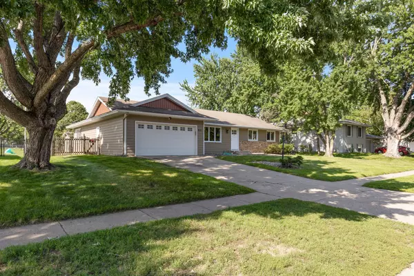 921 Whitney DR, Apple Valley, MN 55124