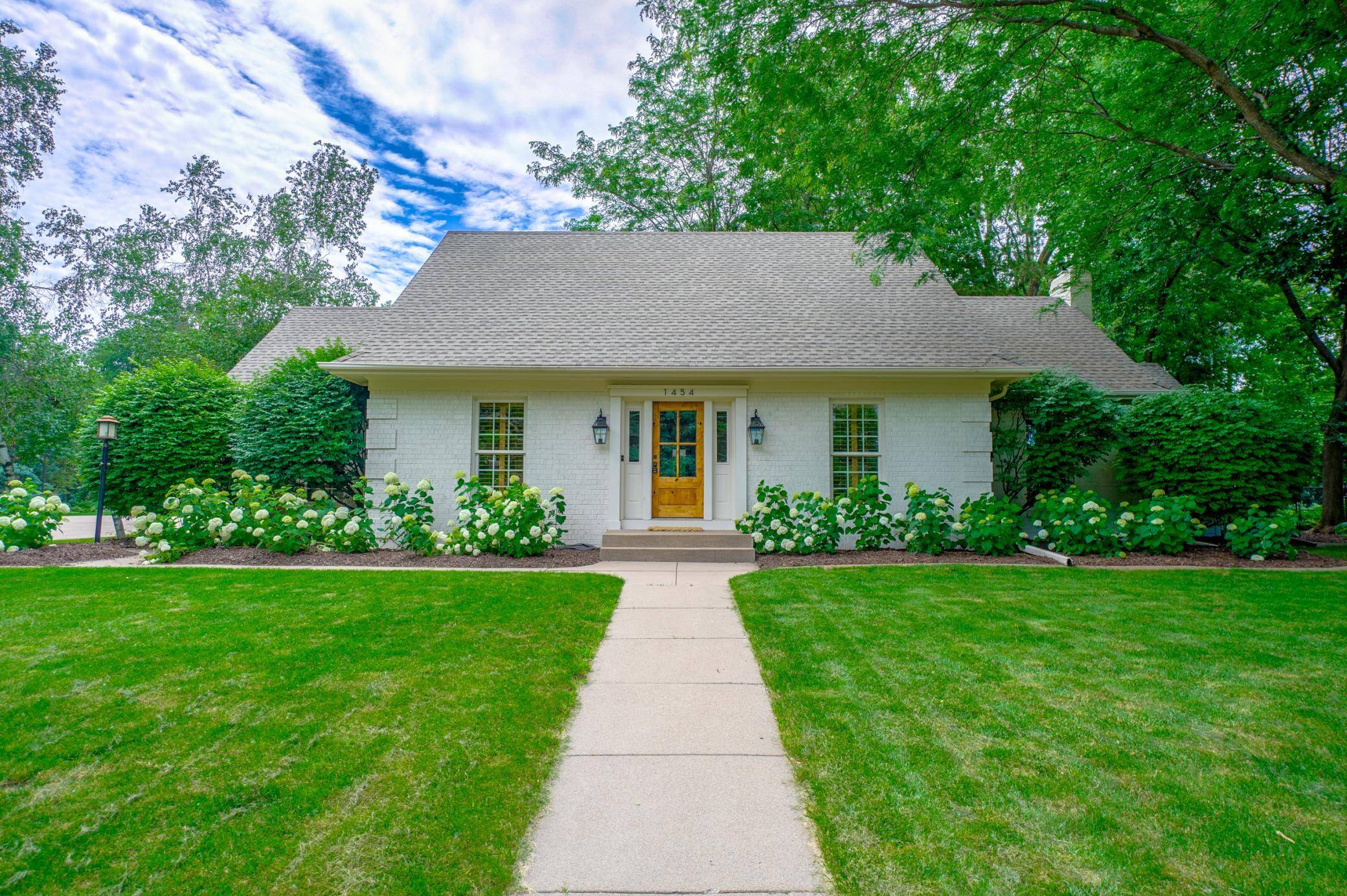 1454 Shannon DR,  Woodbury,  MN 55125
