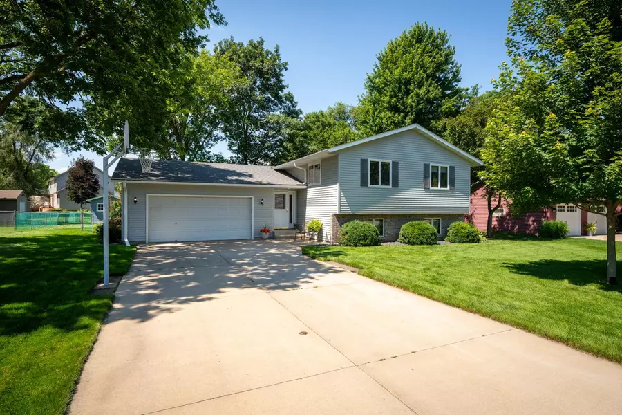 406 Evergreen DR E, Cannon Falls, MN 55009