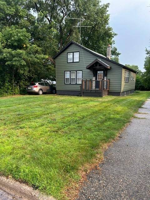 437 8th ST, Windom, MN 56101