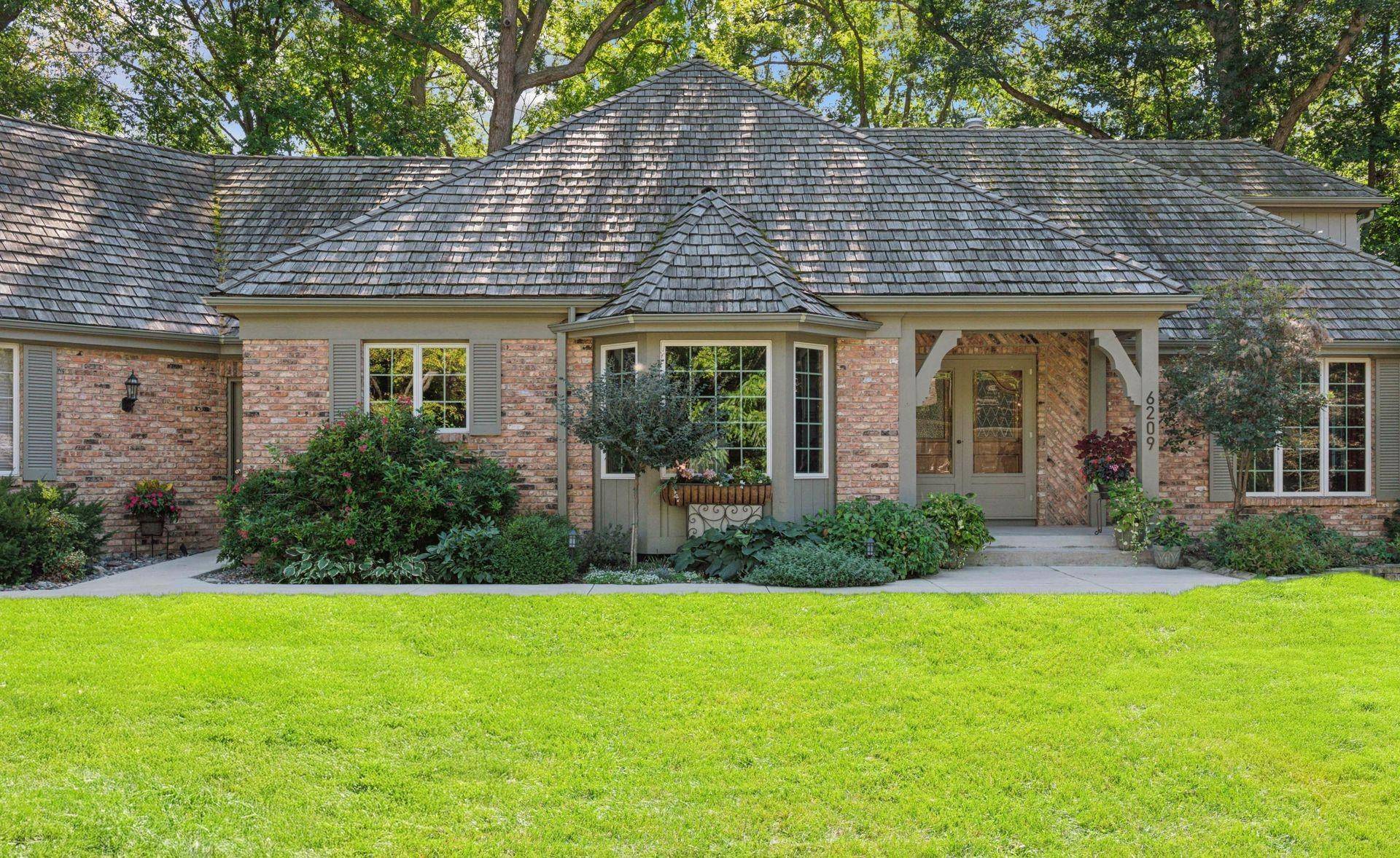 6209 Saint Albans CIR, Edina, MN 55439