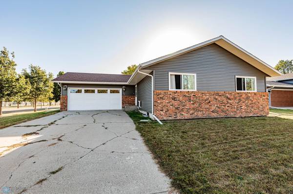 1702 Whitestone CIR S, Fargo, ND 58103