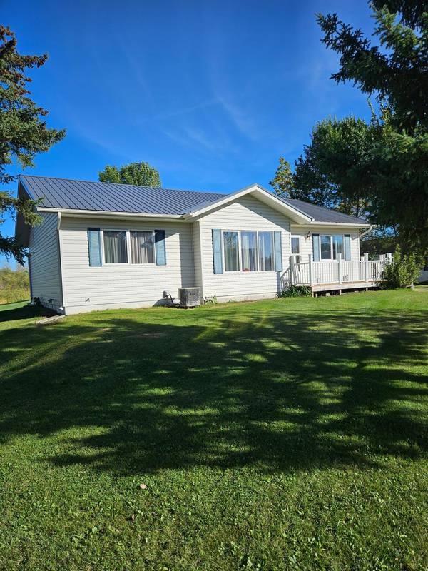 130 Lakeview DR, Warroad, MN 56763