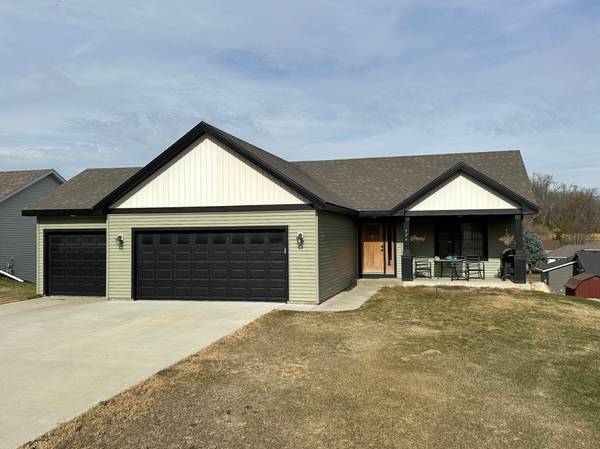 526 8th ST SW, Pine Island, MN 55963