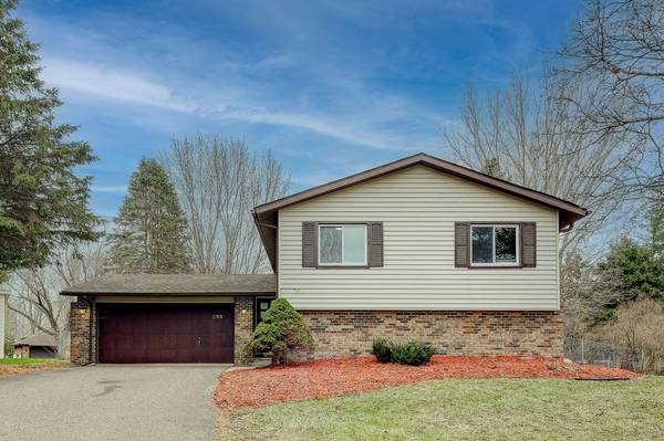 255 Hallam Curve, Mahtomedi, MN 55115