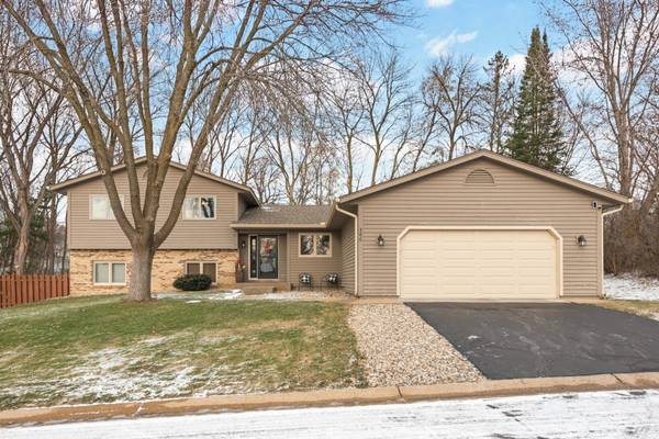 360 Deerfoot TRL, Chanhassen, MN 55317