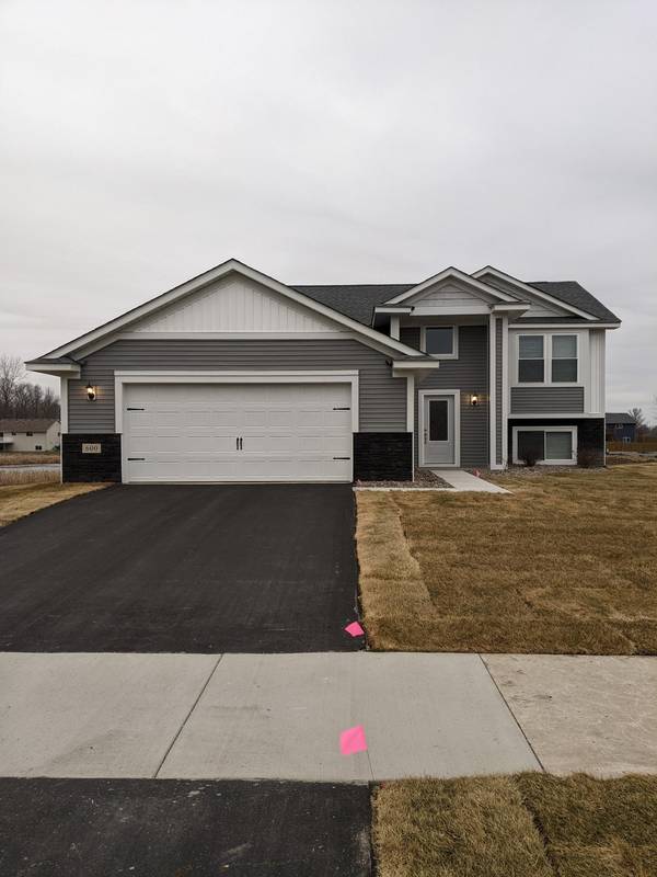 600 Irwin CIR, Annandale, MN 55302