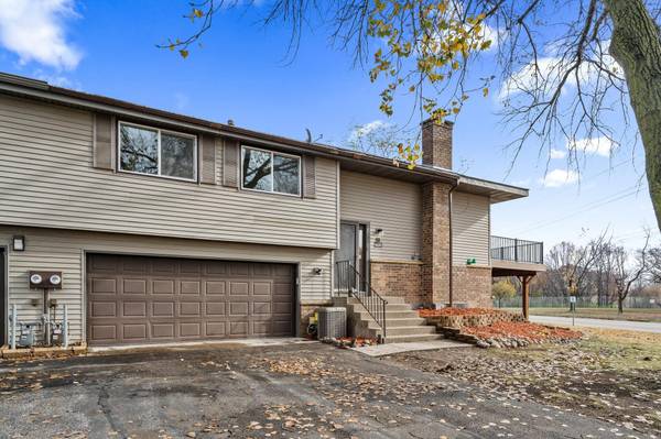 4110 Sylvia LN S, Roseville, MN 55126