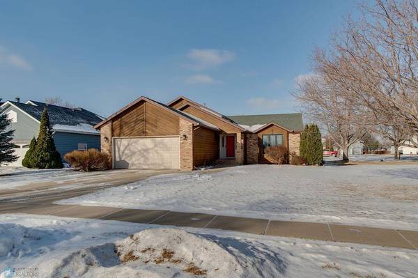 910 Sommerset DR, West Fargo, ND 58078