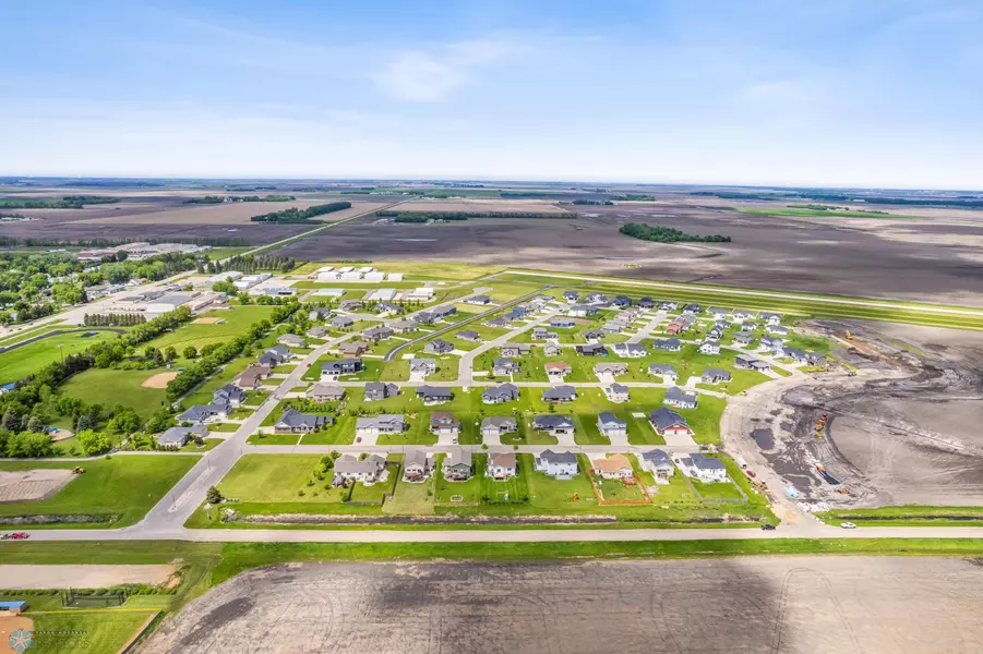 497 Prairie Pkwy, Kindred, ND 58051