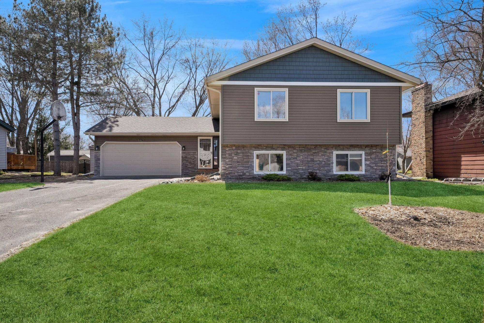 774 Clearbrook LN, Vadnais Heights, MN 55127
