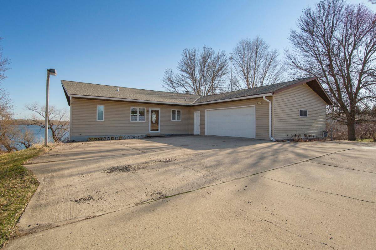 3900 Wells Lake WAY, Faribault, MN 55021
