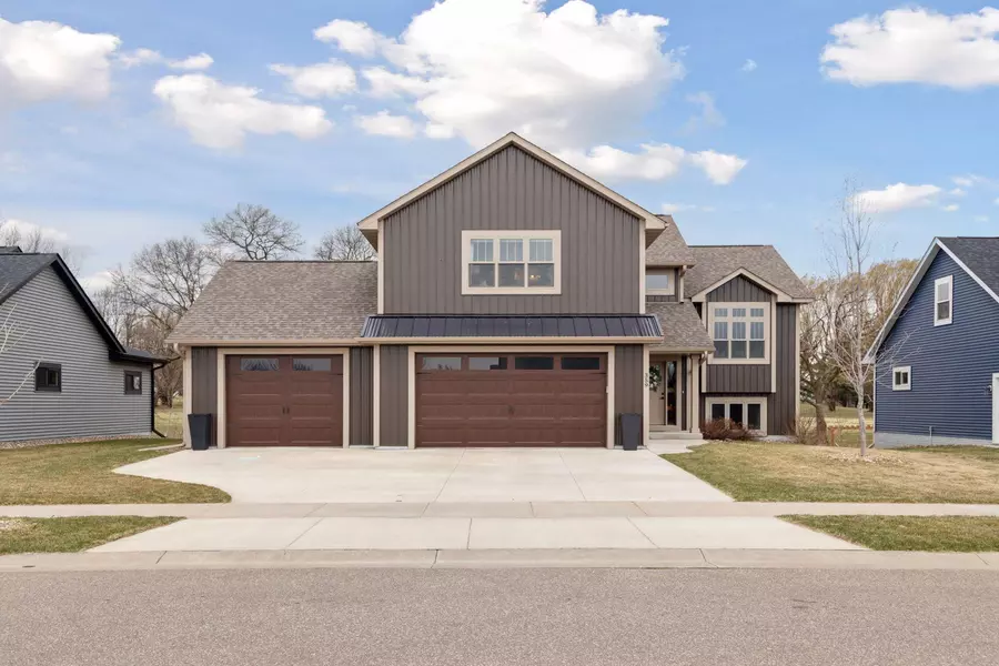 359 Vista CIR, River Falls, WI 54022