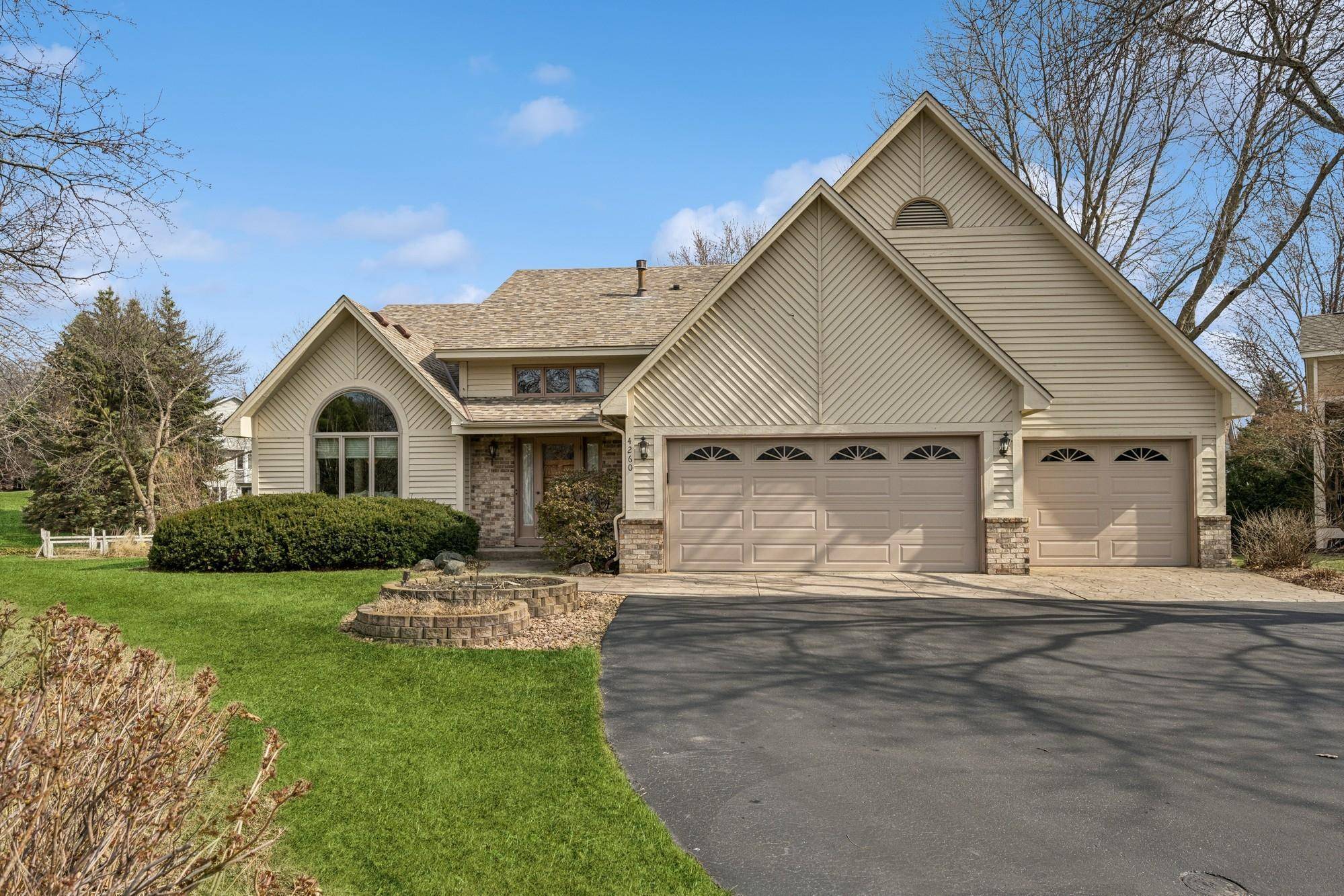 4260 Kingsview LN N, Minneapolis, MN 55446