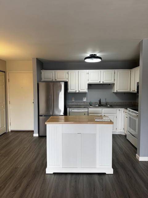10441 Greenbrier RD, Hopkins, MN 55305