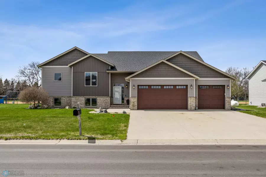 134 Newport Pkwy N, Kindred, ND 58051