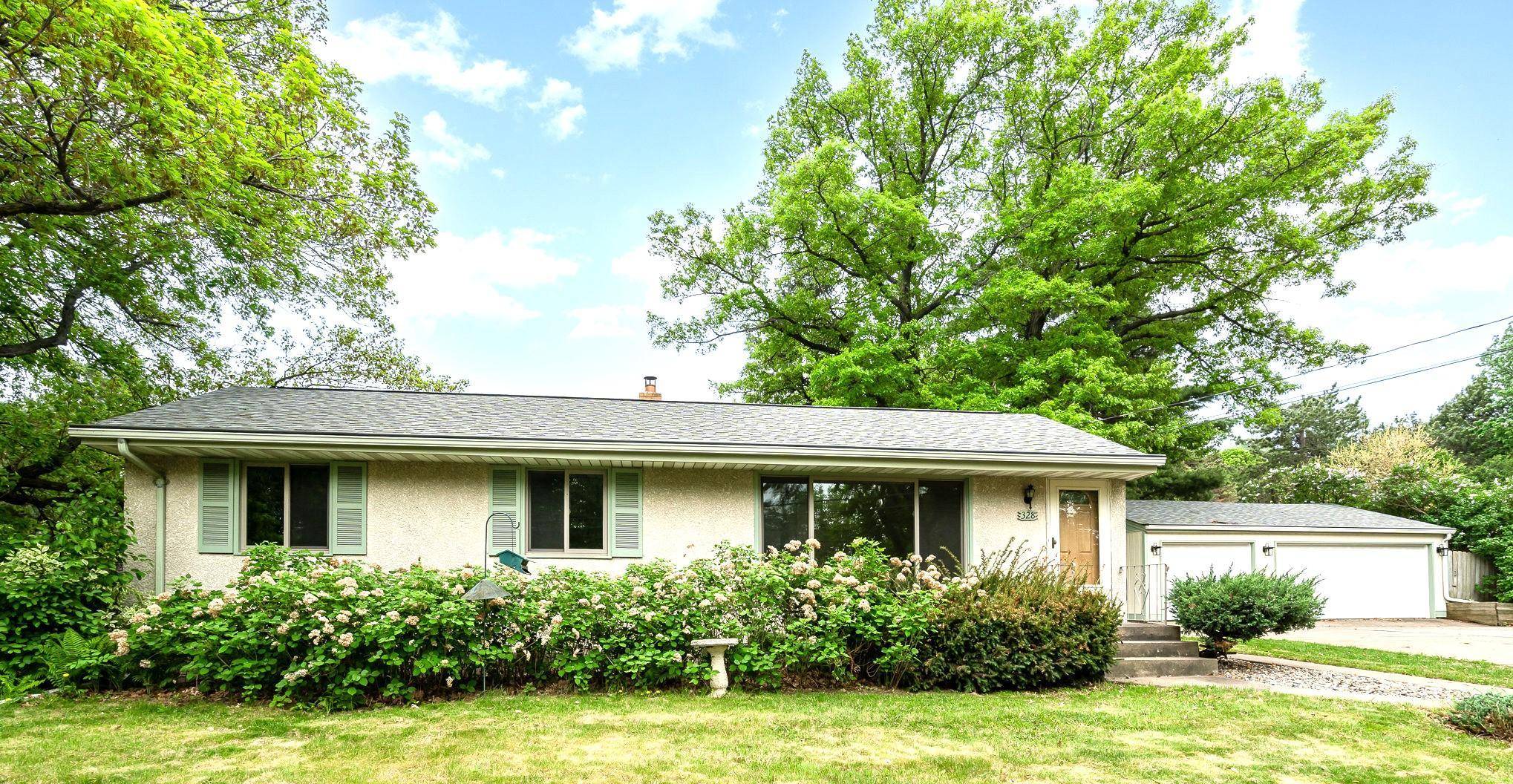 328 County Road B2 W, Roseville, MN 55113